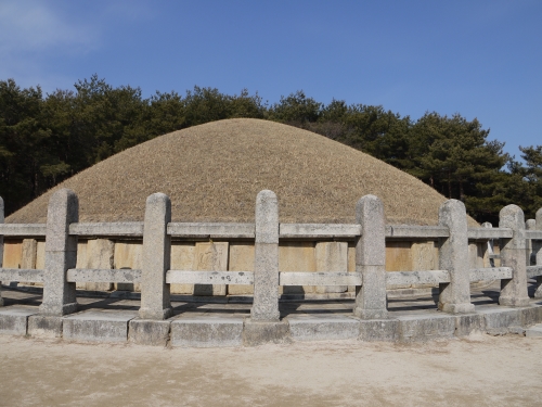 삼국통일에 지대한 공헌을 해 흥무대왕(興武大王)으로 추존된 김유신 장군의 묘는 십이지신상이 조각돼 품격미도 높다.