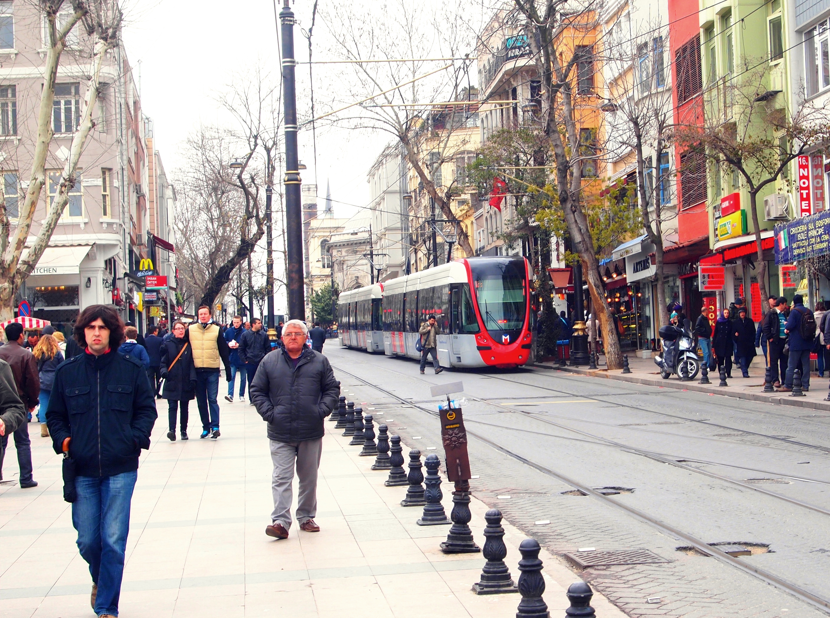 4월초임에도 불구하고 쌀쌀한 날씨에 겨울옷을 입고 있는 현지인들