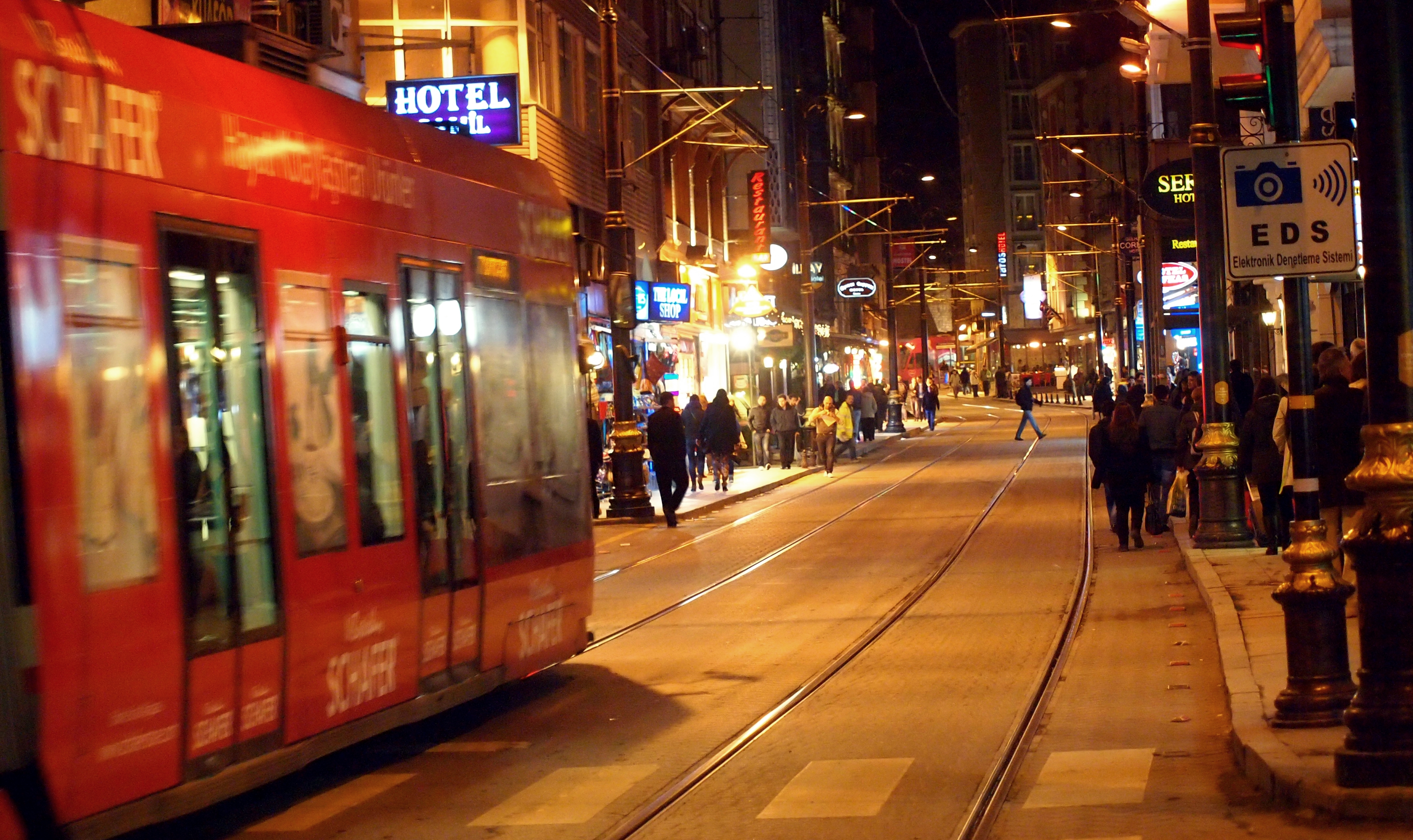 이스탄불의 밤은 낮보다 화려하다. 지금도 가끔 저곳을 걷는 꿈을 꾼다.