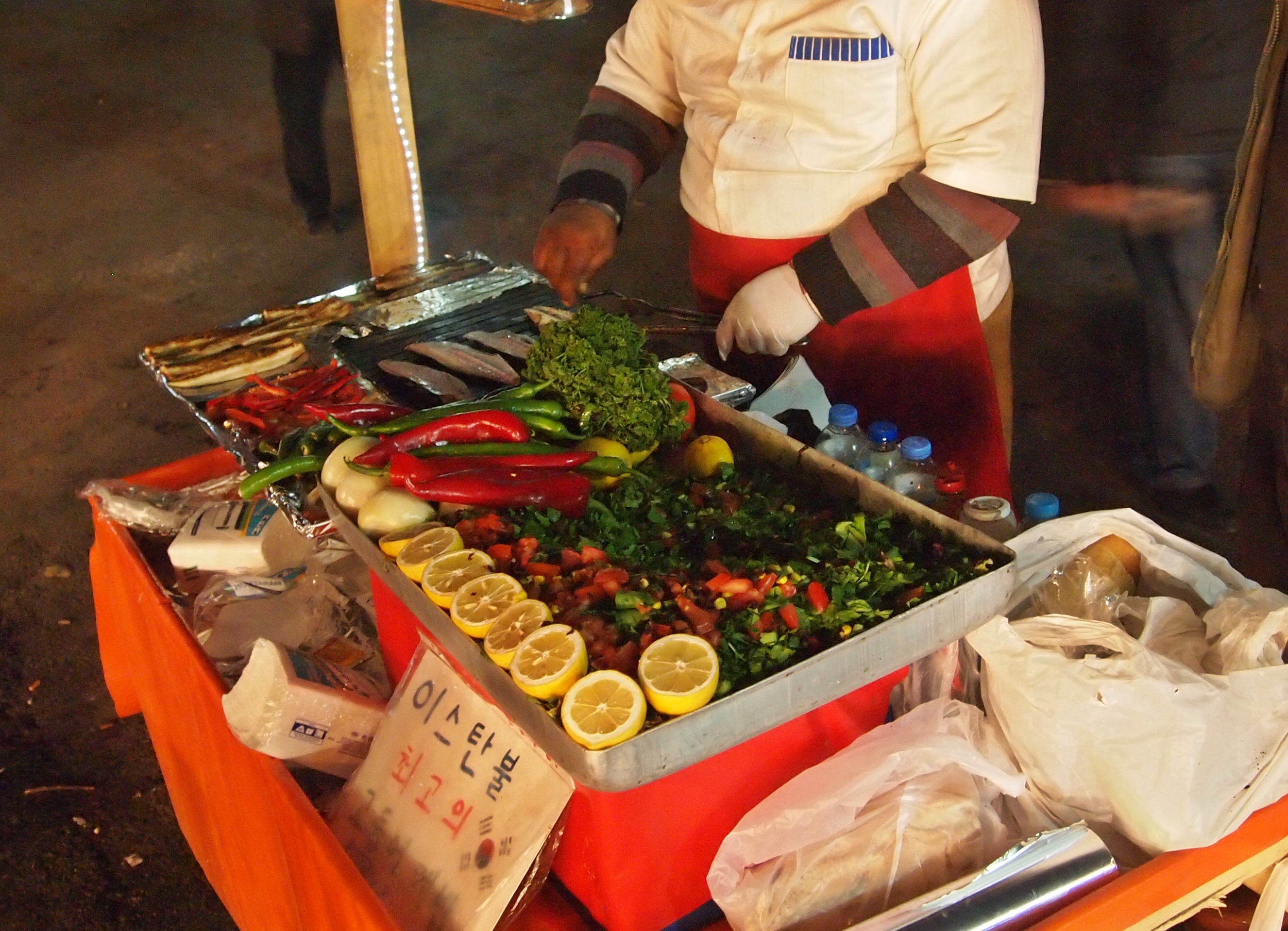 ‘이스탄불 최고의 고등어 케밥’ 이라는 수식어가 어울리는 에밀 아저씨의 가판대