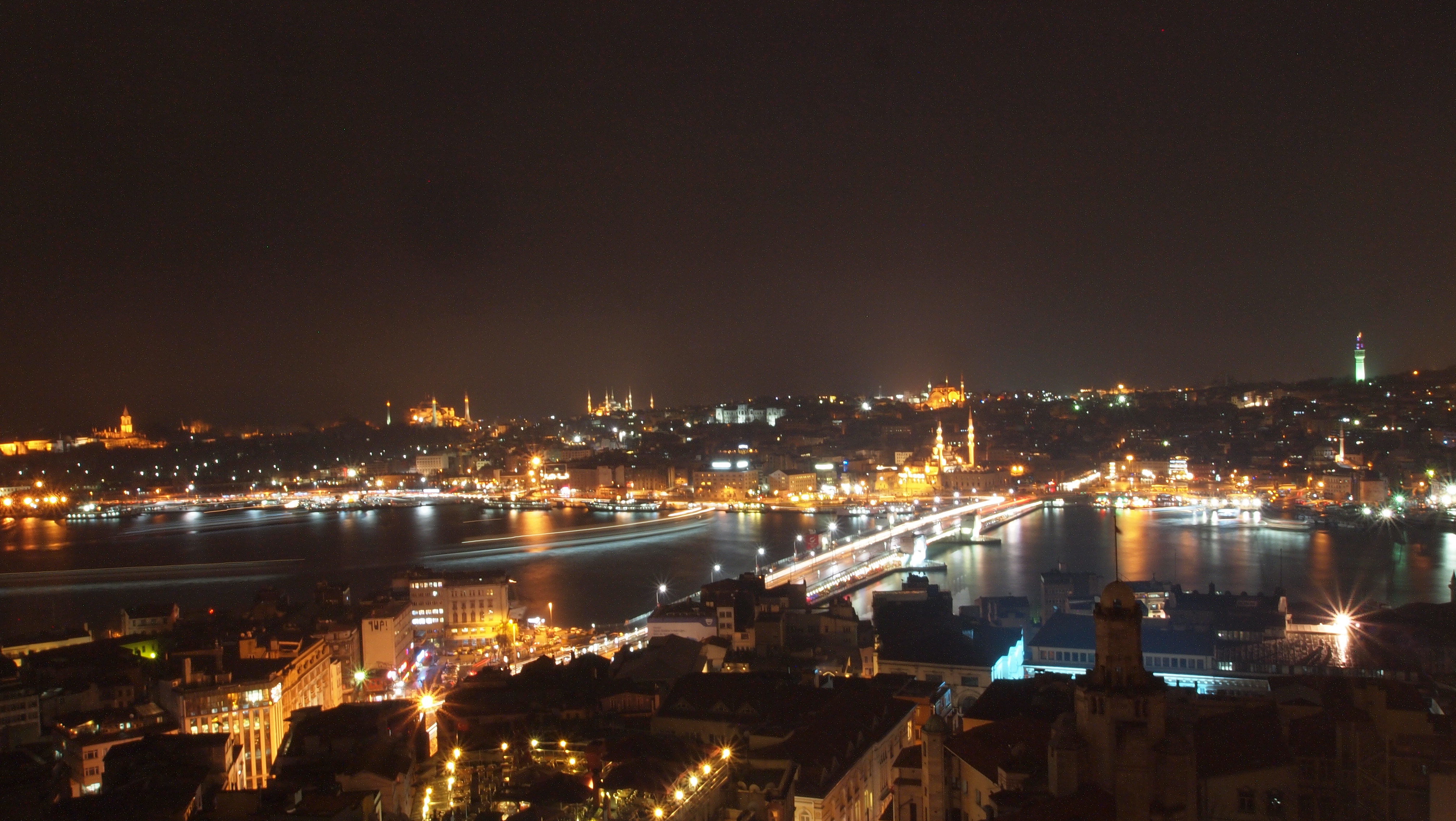 갈라타타워에서는 유럽과 아시아지역을 가르는 보스포러스 해협과 이스탄불 시내 전체를 서라운드로 볼 수 있다. 