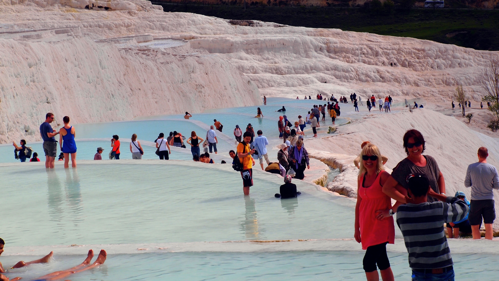 파물칼레에서 엄청나게 많은 관광객들이 온천수에 발을 담그며 기념사진을 찍고 있다.