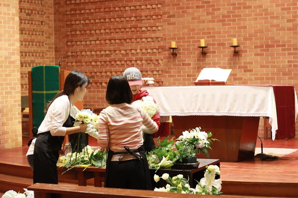 서울 정동 프란치스코수도원에서 결혼식 후 기부받은 꽃들을 노인요양원에 전달하기 위해 화병으로 만들고 있다.