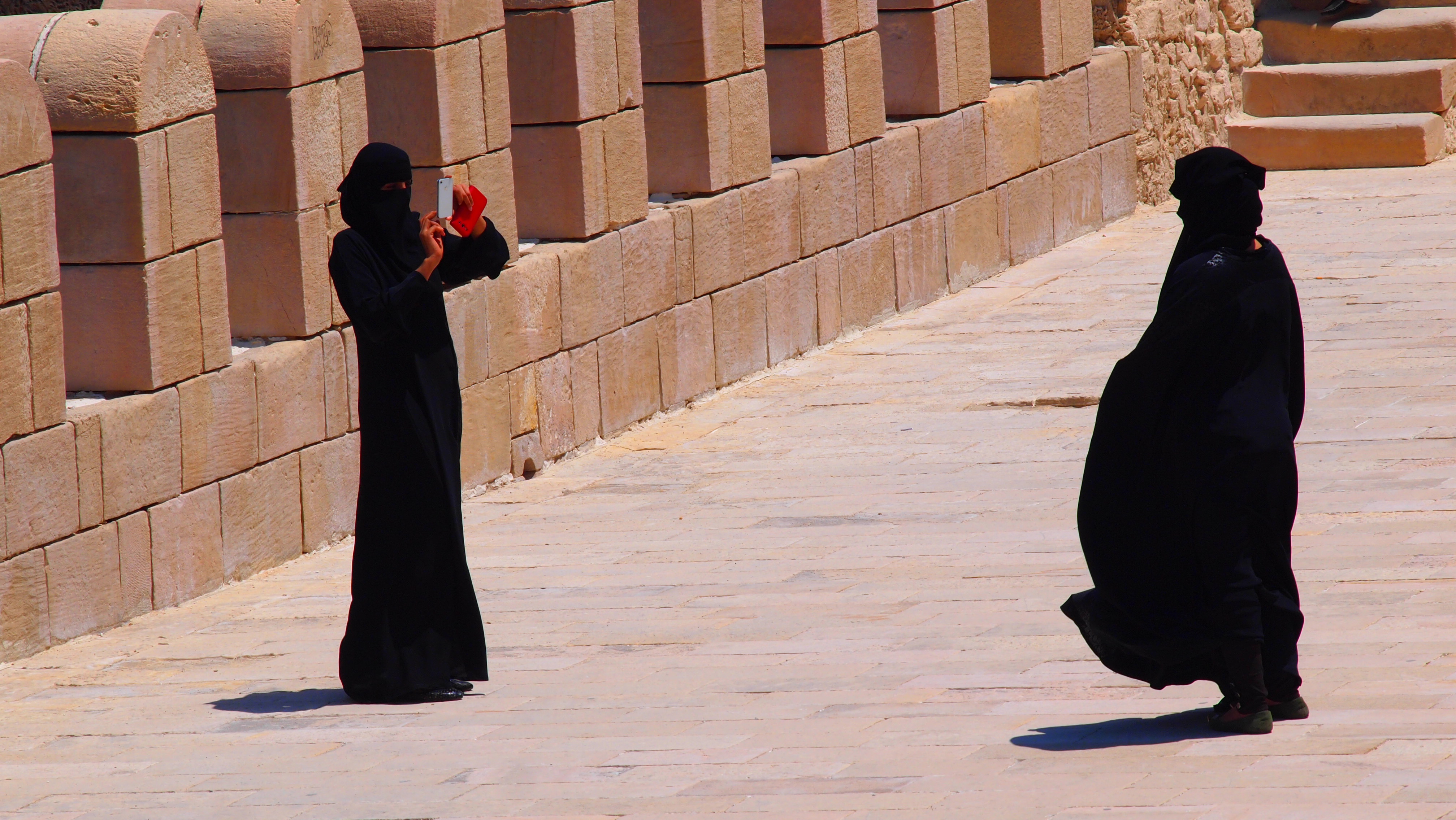 이슬람국가에서 쉽게 볼 수 있는 검은 히잡을 두른 여성들. 뽐내고 싶은 그들의 욕구는 우리와 다를 게 없다.