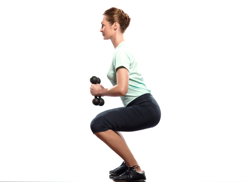 스쿼트 시 무릎의 움직임을 막으면 오히려 무릎의 압력을 높일 수 있어 자연스럽게 움직여지는 각도를 최대한 활용하는 게 좋다.