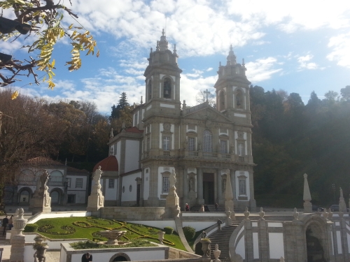 ‘봉 제수스 두 몽테(Bom Jesus do Monte)’의 본 예배당과 그 앞의 삼덕의 계단