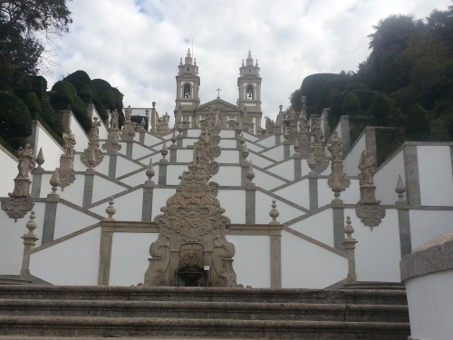 ‘봉 제수스 두 몽테(Bom Jesus do Monte)’의 계단식으로 정렬된 오감분수