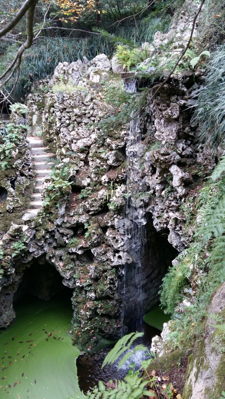 헤갈레이라의 별장 중 미로 같은 석회동굴에 만들어진 폭포수