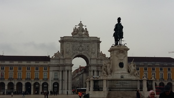 리스본을 재정비한 호세 1세의 기마상과 그 뒤의 ‘승리의 아치’로 불리는 아르코 다 루아 아우구스타(Arco da Rua Augusta)