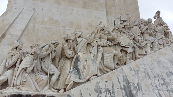 항해왕 엔리케 등 포르투갈 대항해시대의 주역을 조각한 리스본 벨렝지구 강변의 발견기념비
