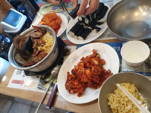 통영 서호시장의 일번지할매김밥집의 푸짐한 해물라면과 충무김밥 