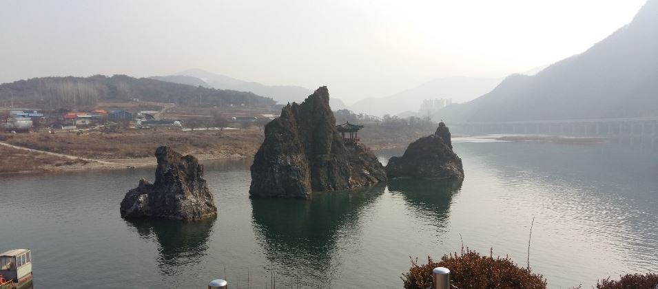 옥순봉에서 더 동쪽으로 남한강을 따라 거슬러 올라가면 보이는 단양팔경의 간판인 도담삼봉