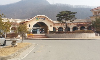 신북온천에서 사용하는 알칼리성 온천수는 촉감이 부드럽고 미끄러워 보습 및 피부안정에 효과적이다.