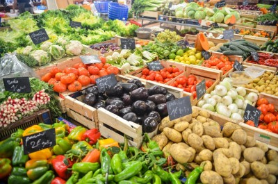 자연에서 재배한 과일과 채소는 고유의 천연색소를 갖고, 각기 다른 성분의 영양소를 함유하고 있어 골고루 먹는 게 좋다.