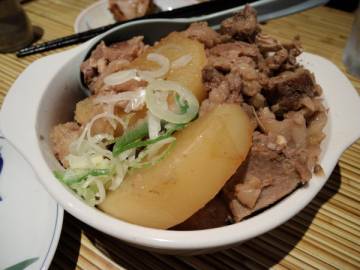 스지는 콜라겐 덩어리로 피부에 관심이 많은 여성에게 좋으며 무기질, 아미노산, 단백질 등이 풍부해 골다공증 환자에게 긍정적인 작용을 한다.