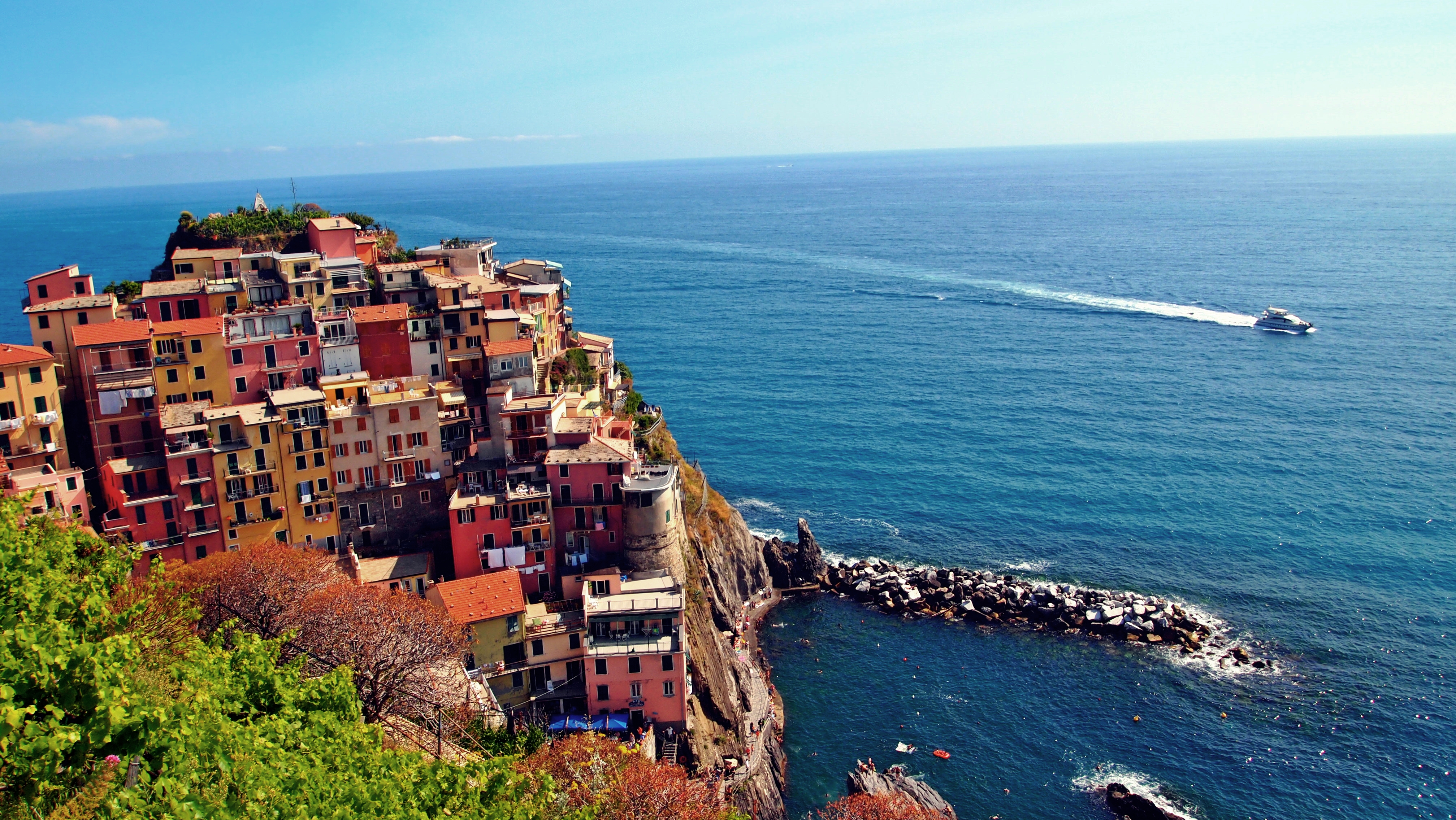 마나롤라의 언덕에서 마을의 풍경을 바라보며 잠시 시간의 재촉을 잊어본다.