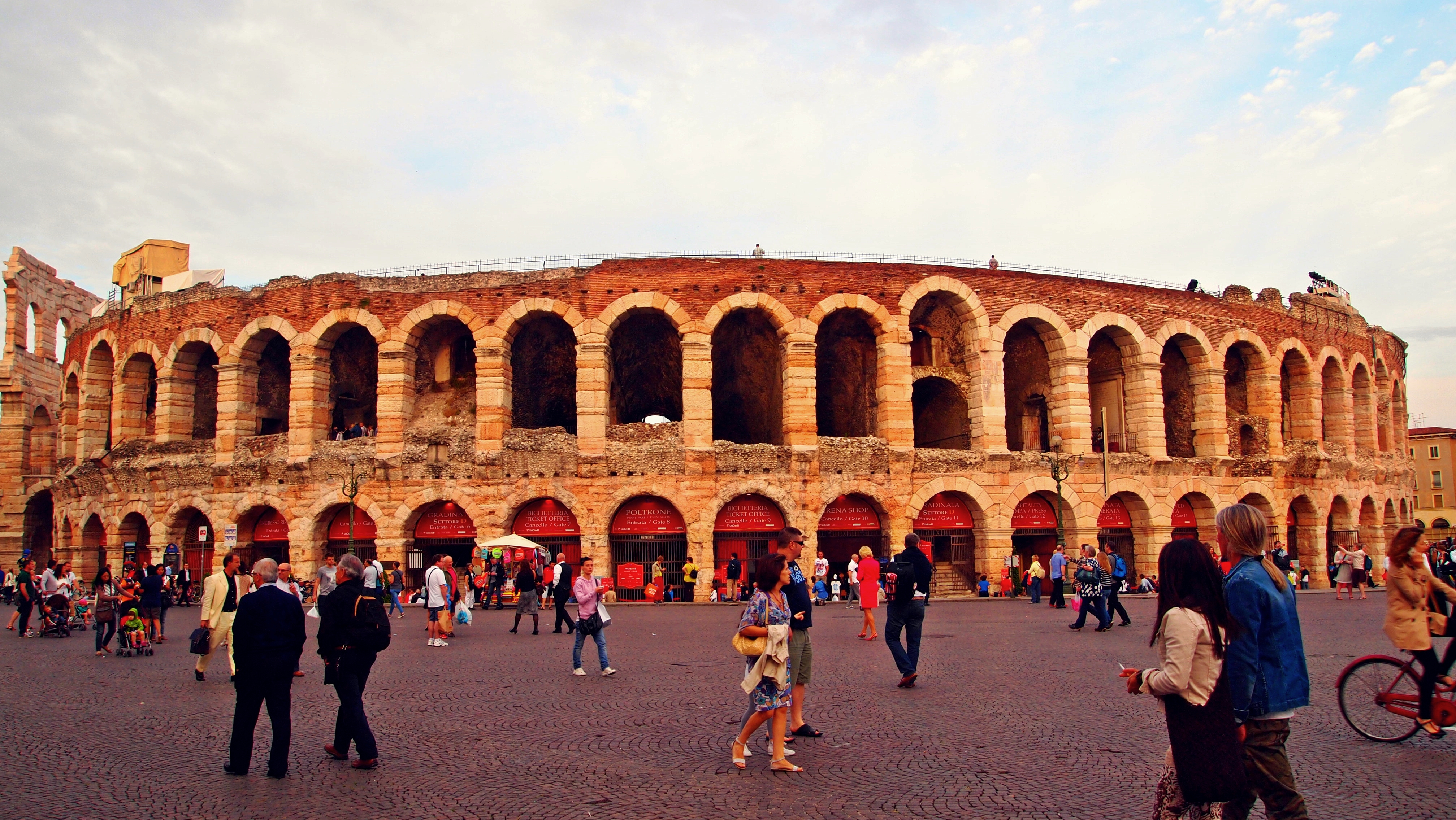 한여름 축제의 장이 열리면 베로나는 세계 각국의 사람들이 모인다.