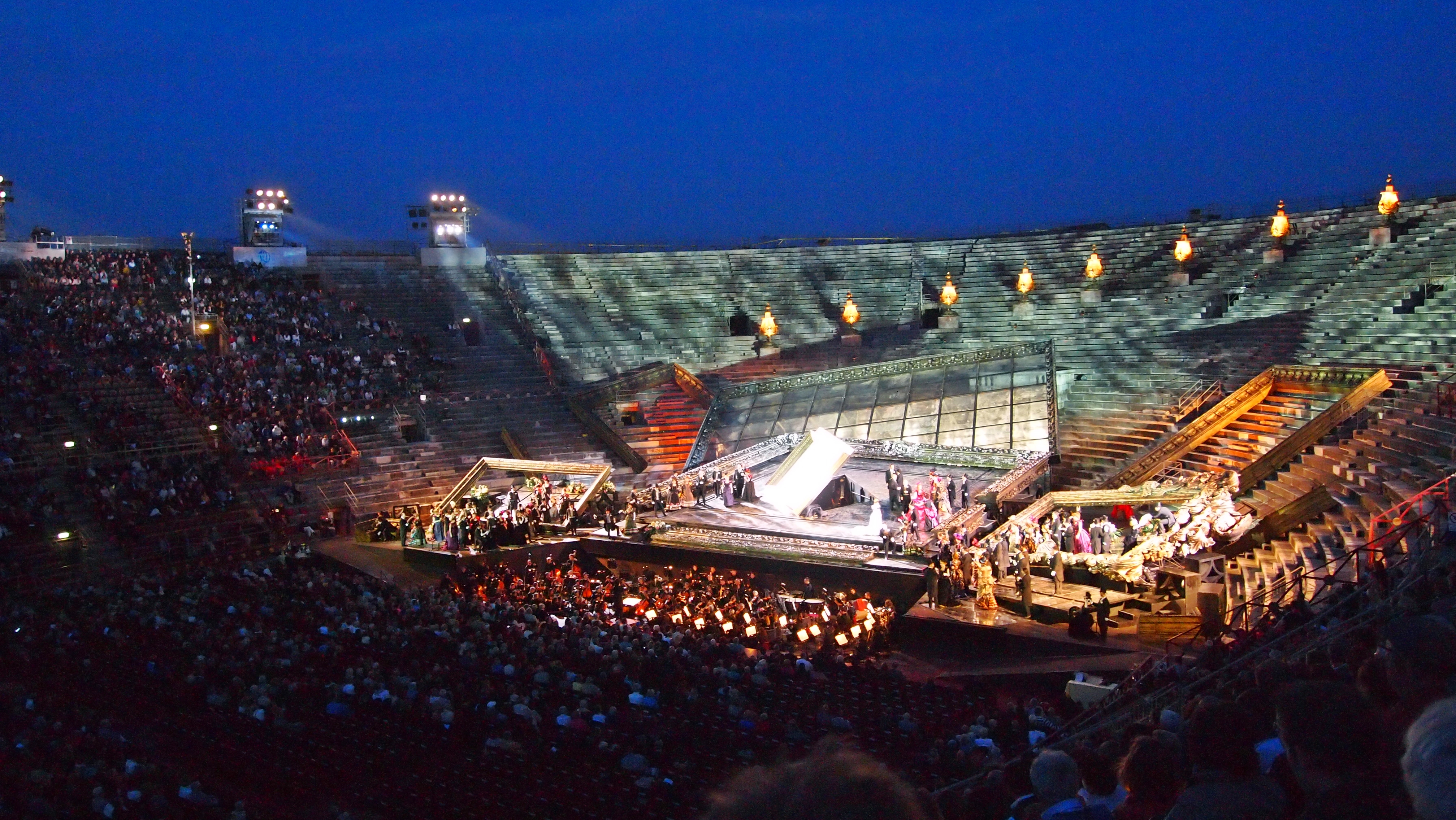 야외 오페라(라트라비아타) 무대 위 배우들의 생동감이 귓가에 울린다. 