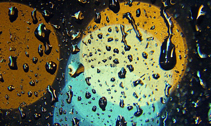 장마철에는 유통기한이 지난 음식은 과감하게 버리고 조리에 사용한 도마와 칼은 세척 후 열탕 관리하는 게 좋다.