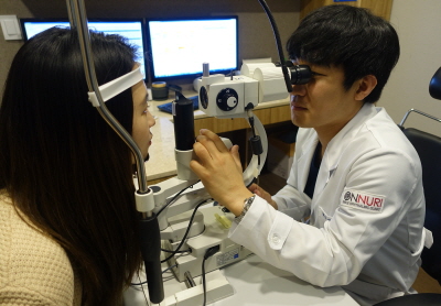김부기 온누리스마일안과 원장이 스마일 시력교정 전 환자의 눈 상태를 진단하고 있다.