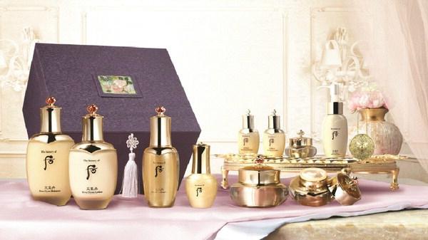 식품의약품안전처가 시판 화장품의 전체 성분을 취합한 자료를 공개하려 하자 화장품 업계는 영업기밀 누출에  따른 재산권 침해라며 집단 반발하고 있다. 