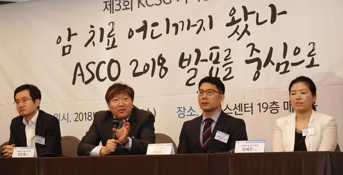 손주혁 연세암병원 종양내과 교수(왼쪽부터), 강진형 가톨릭대 서울성모병원 종양내과 교수, 박인근 가천대 길병원 종양내과 교수, 최혜진 연세암병원 종양내과 교수가 20일 서울 세종대로 프레스센터에서 열린 ‘제3회 대한항암요법연구회 기자간담회‘에서 올해 ‘미국임상종양학회’ 주요 연구결과를 설명하고 있다.  