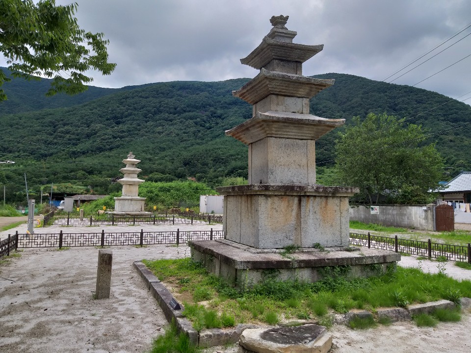 단속사지의 두개의 삼층석탑