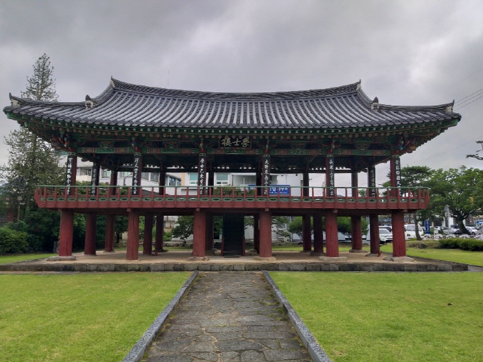 통일신라시대 말 고운 최치원이 건립해 자주 올랐다는 학사루