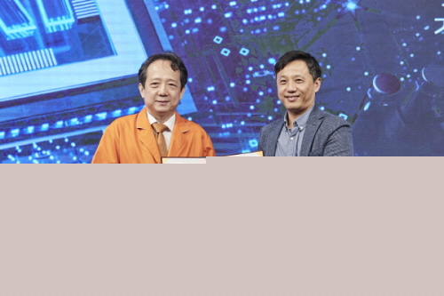 김남철 365mc네트웍스 대표이사(왼쪽)와 최진민 카카오엔터프라이즈 부사장이 지난 17일 서울 그랜드워커힐호텔 1층 워커홀에서 체형관리 플랫폼 ‘식사일기’ 개발을 위한 업무협약을 체결하고 있다.