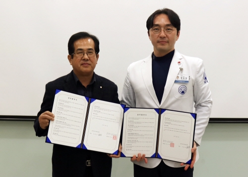 염승철 광주 자생한방병원장(오른쪽)과 김판호 상무 금요시장상인회 회장이 지난 22일 병원 10층 세미나실에서 의료복지 증진을 위한 업무협약을 체결하고 있다.