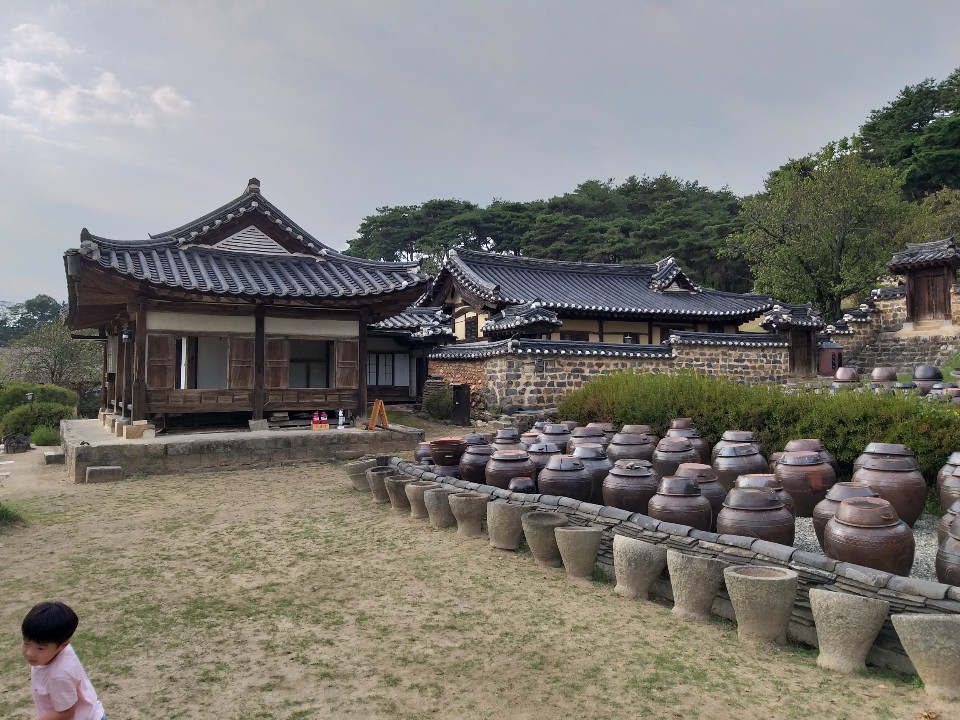 명재고택의 사랑채(왼쪽부터), 안채, 사당과 장독대
