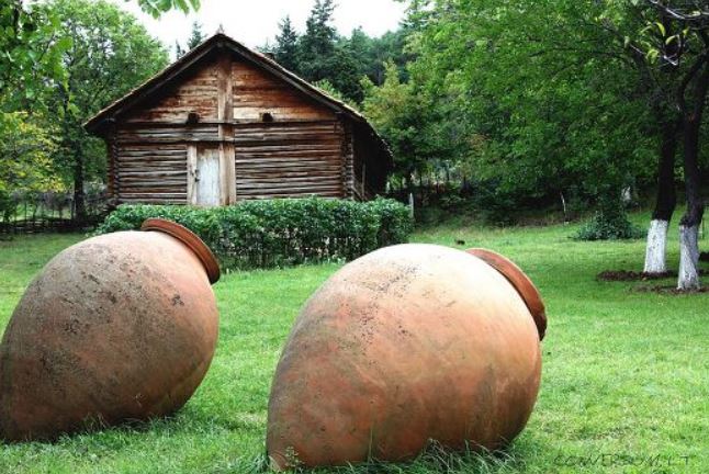 조지아의 전통 양조장과 크베브리. 출처  위키피디아