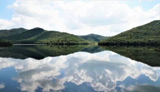 운곡저수지에 흰 구름이 걸친 풍경. 사진제공 오근식