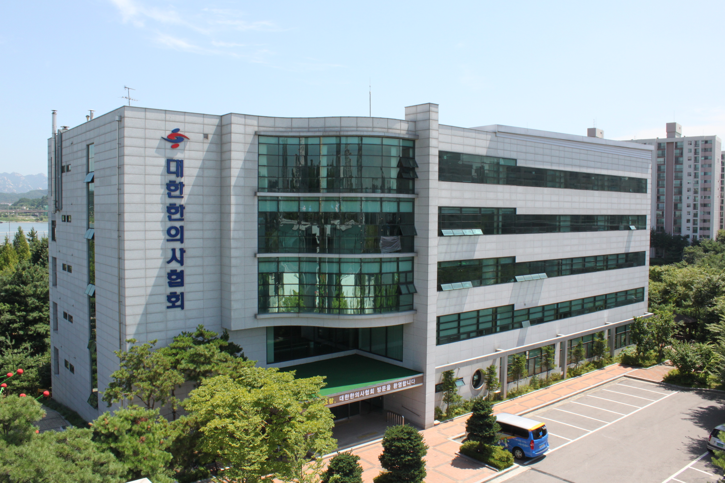 대한한의사협회 대의원총회가 주도한 6일 전회원 투표에서 한의사의 86.99%가 첩약 급여화 시범사업에 관해 정부와 재협상을 요구한다는 입장을 표출했다.