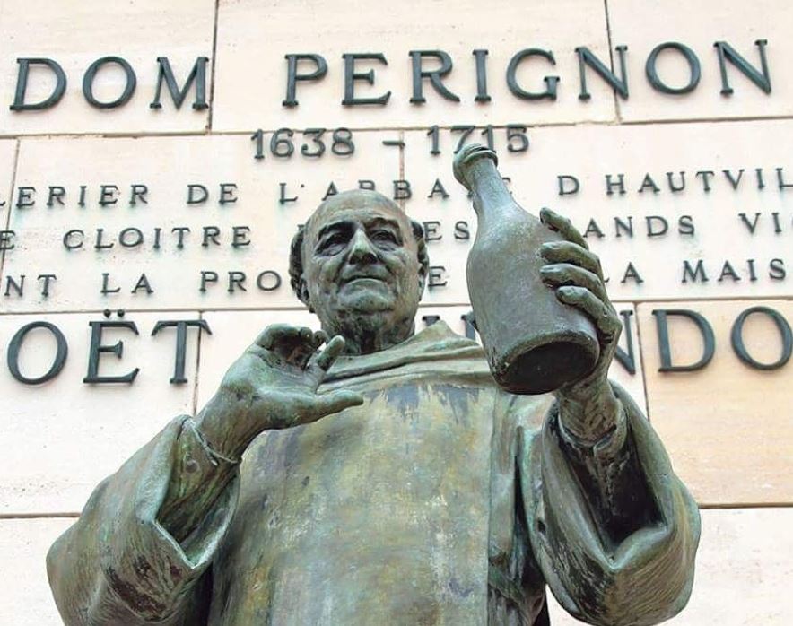 샹파뉴에 세워진 돔 페리뇽 수사의 동상